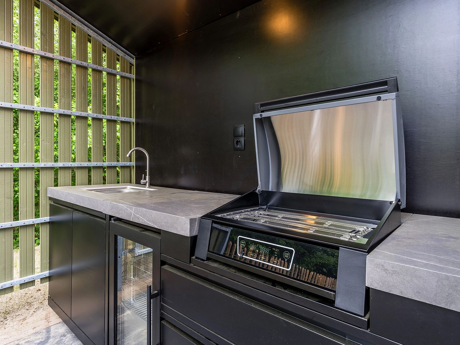 Entrance to 4-bed dog house 4LD, Beuningen, Twente, with convenient dog facilities.