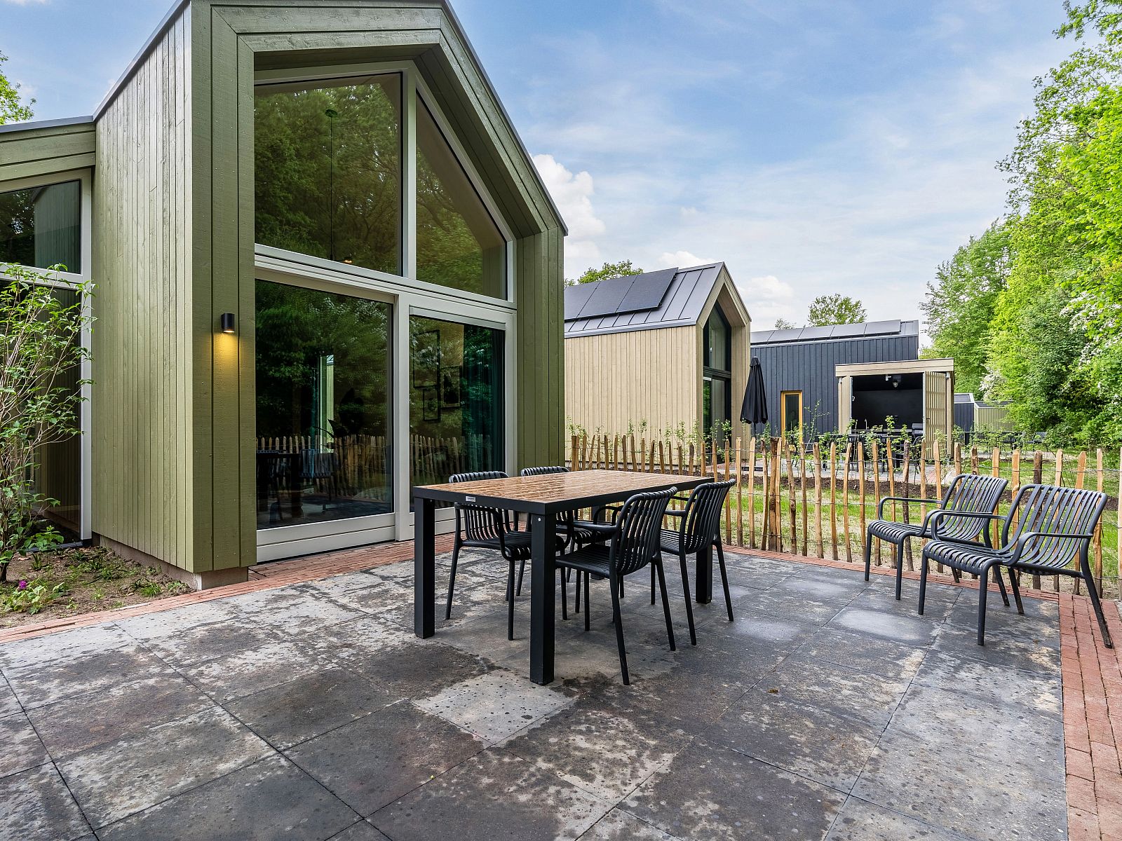 Rustic setting of 4-bed dog house 4LD, Beuningen, Twente, with green surroundings.