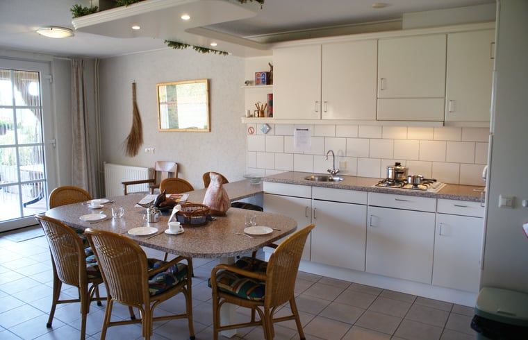 Ruime keuken in Vakantiehuisje in Vasse, Twente, Overijssel met eethoek.