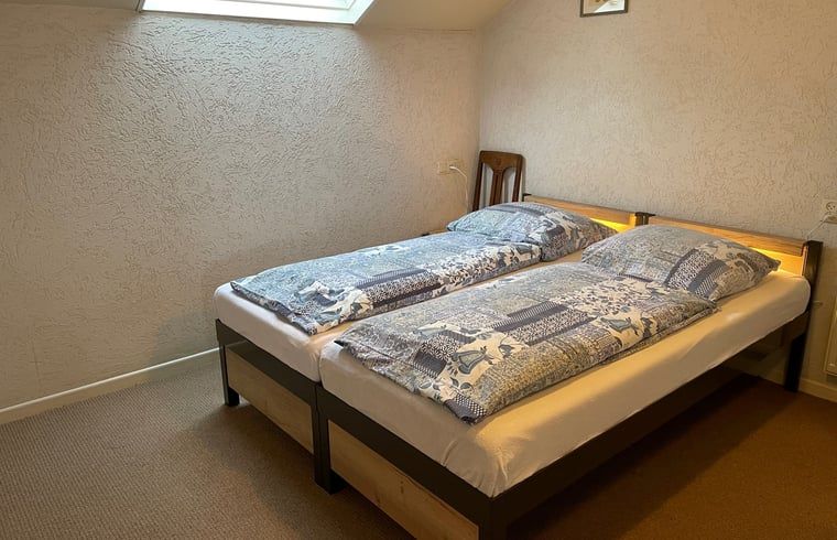 Comfortabele slaapkamer met twee bedden in Vakantiehuisje in Vasse, Twente, Overijssel.