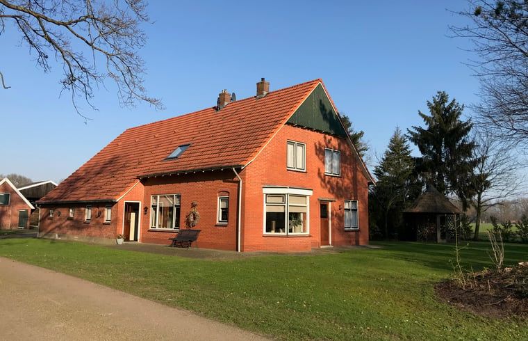 Cottage in Weerselo, Ferienhaus in Twente, Overijssel mit roten Ziegeln und gruener Umgebung.