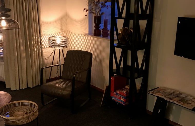 Gemuetliche Leseecke in Cottage in Weerselo, Ferienhaus in Twente, Overijssel mit Ledersessel.