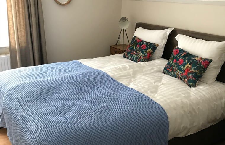 Luxurioeses Schlafzimmer in Cottage in Weerselo, Ferienhaus in Twente, Overijssel mit eleganter Dekoration.