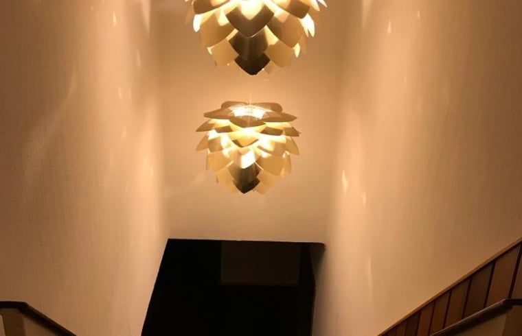 Stilvolle Badezimmerecke in Cottage in Weerselo, Ferienhaus in Twente, Overijssel mit dekorativen Elementen.