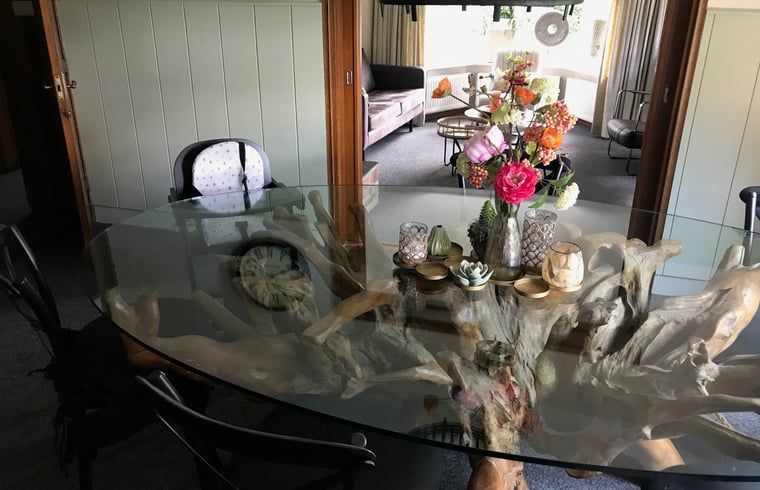 Badezimmer mit Dachfenster in Haus in Weerselo, Ferienhaus in Twente, Overijssel fuer natuerliches Licht.