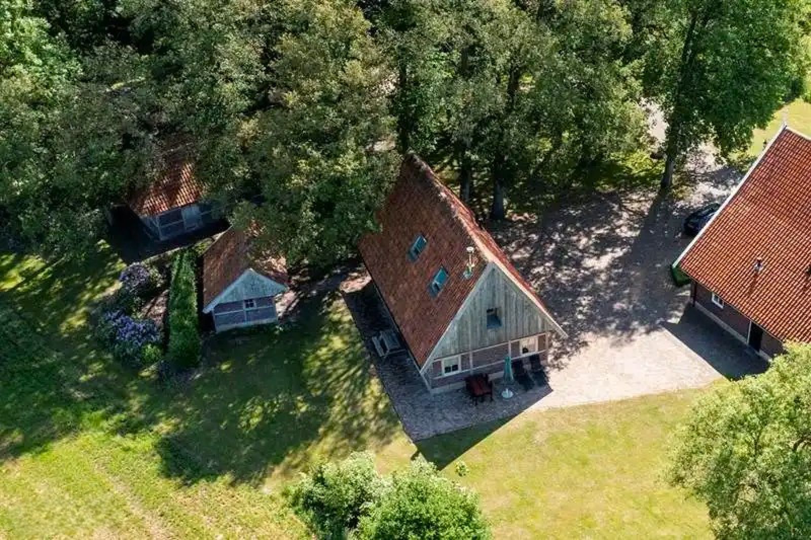 Luchtfoto van vakantiehuis OV682 in Tilligte, Twente, omgeven door groene natuur.