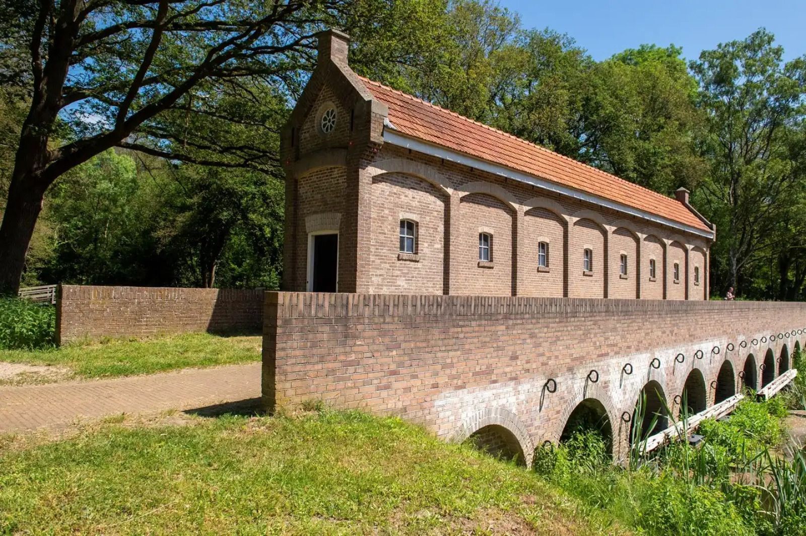 Historische brug nabij vakantiehuis OV682 in Tilligte, Twente, Overijssel.
