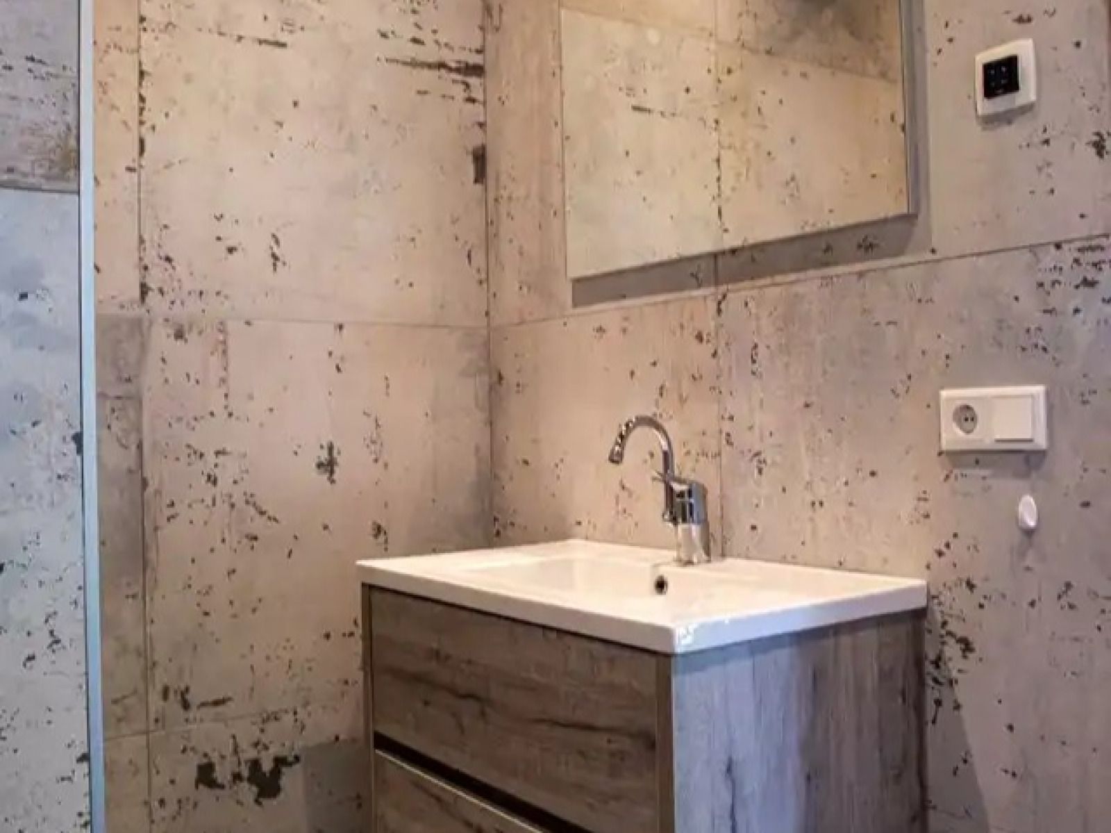 Moderne douche in vakantiehuis OV682 in Tilligte, Twente, Overijssel.