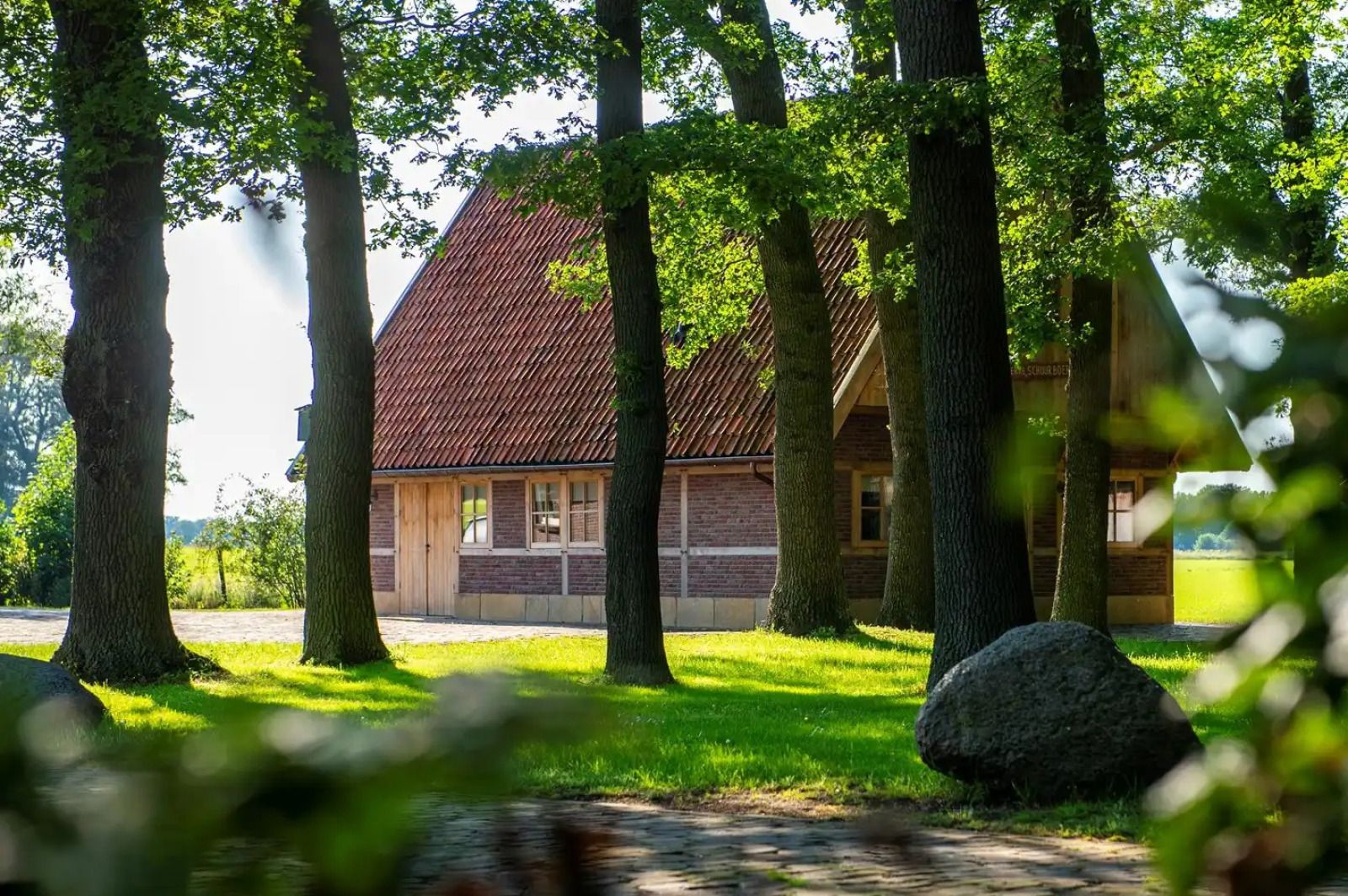 Gezellige woonkamer in vakantiehuis OV682 in Tilligte, Twente, met open haard.