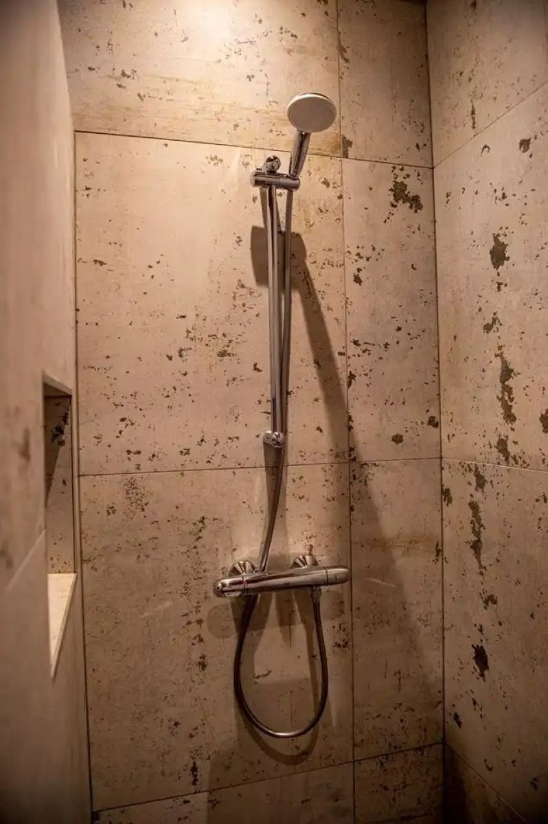 Houten trap in het interieur van vakantiehuis OV682 in Tilligte, Twente.