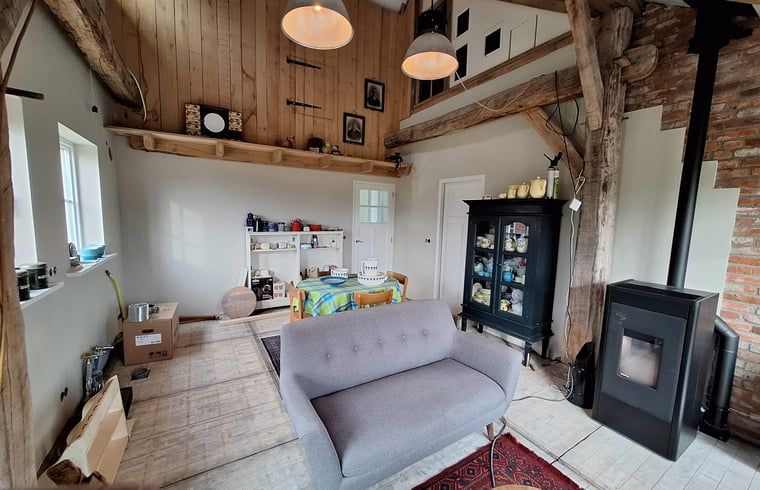 Charmantes Ferienhaus in Tilligte, Twente, mit laendlichem Flair und stimmungsvoll beleuchteter Terrasse. Ideal fuer einen entspannten Aufenthalt in Overijssel.