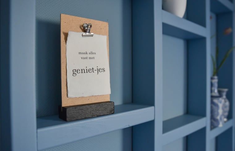 Eetkamer in Vakantiehuisje in Reutum, Twente met sfeervolle inrichting en uitzicht op de tuin.