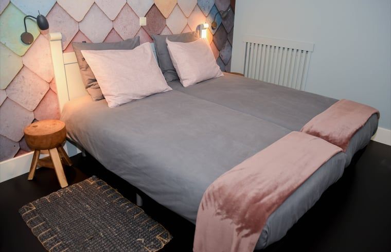 Knusse slaapkamer onder het schuine dak in Vakantiehuisje in Reutum, Twente, Overijssel.