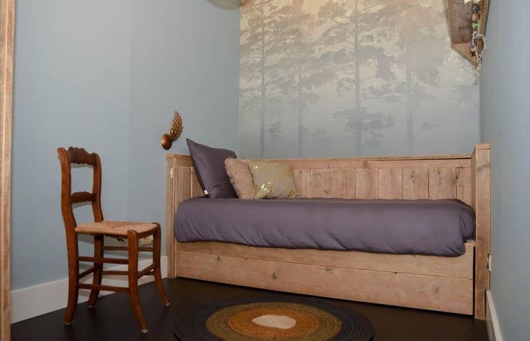 Detail van decoratieve plank in Vakantiehuisje in Reutum, Twente met inspirerende tekst.