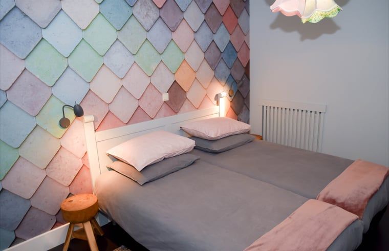 Unieke wanddecoratie in Vakantiehuisje in Reutum, Twente, Overijssel met natuurlijke elementen.