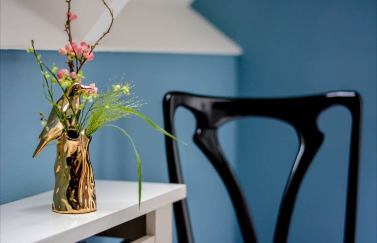 Elegante badkamer in Vakantiehuisje in Reutum, Twente met klassieke wastafel en stijlvolle details.