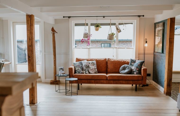 Comfortabele zithoek in Vakantiehuis in Reutum, Twente, Overijssel met uitzicht op de tuin.