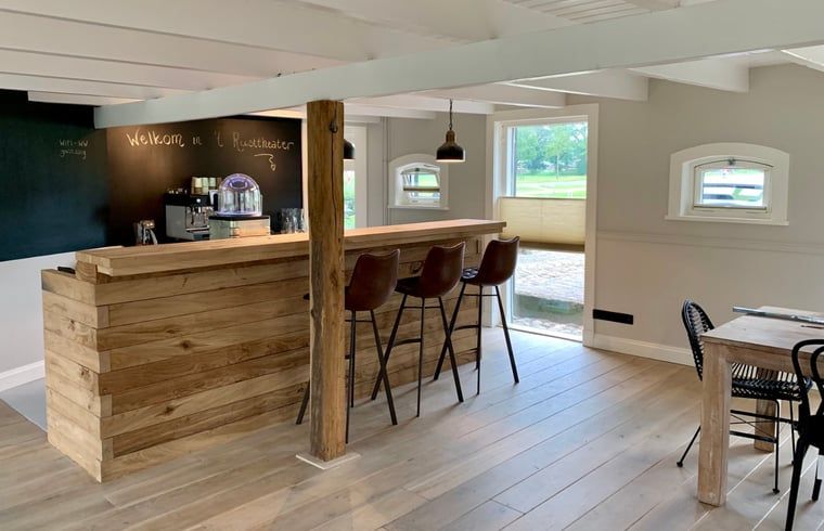 Moderne bar met hoge krukken in Vakantiehuis in Reutum, Twente, Overijssel voor een gezellige avond.