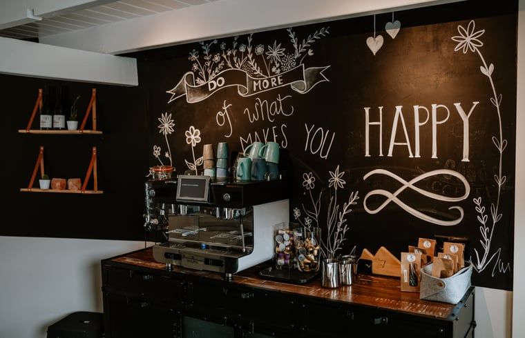 Inspirerende muurdecoratie in Vakantiehuis in Reutum, Twente, Overijssel met koffiemachine.