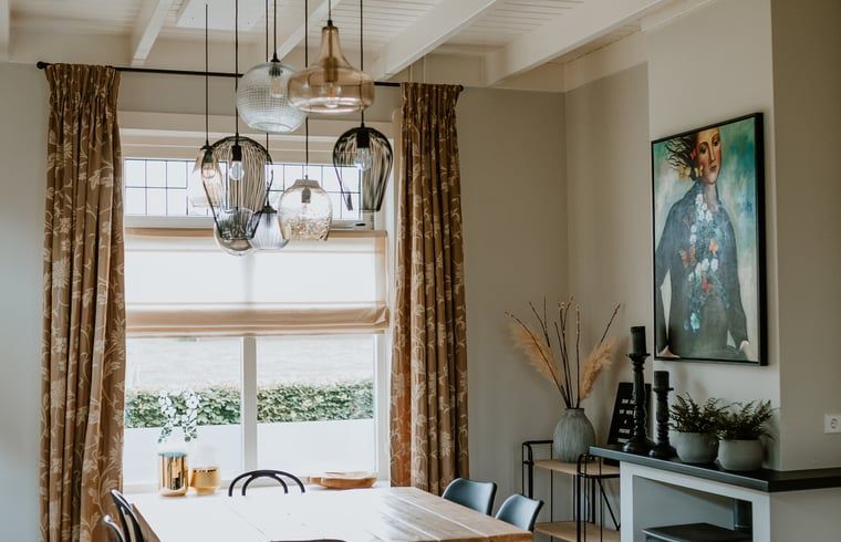 Stijlvolle eetkamer in Vakantiehuis in Reutum, Twente, Overijssel met unieke verlichting en kunst.