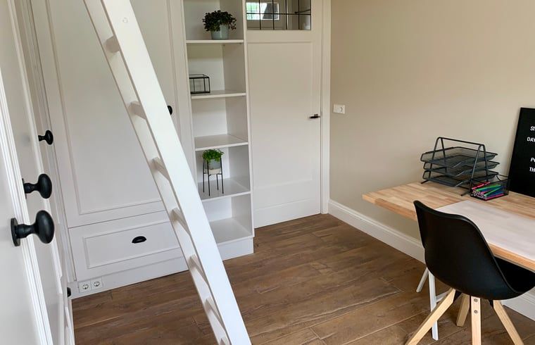 Moderne werkruimte in Vakantiehuis in Reutum, Twente, Overijssel met bureau en opbergruimte.