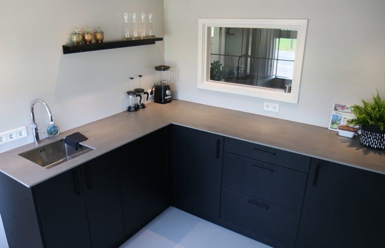 Strakke keuken in Vakantiehuis in Reutum, Twente, Overijssel met moderne voorzieningen.