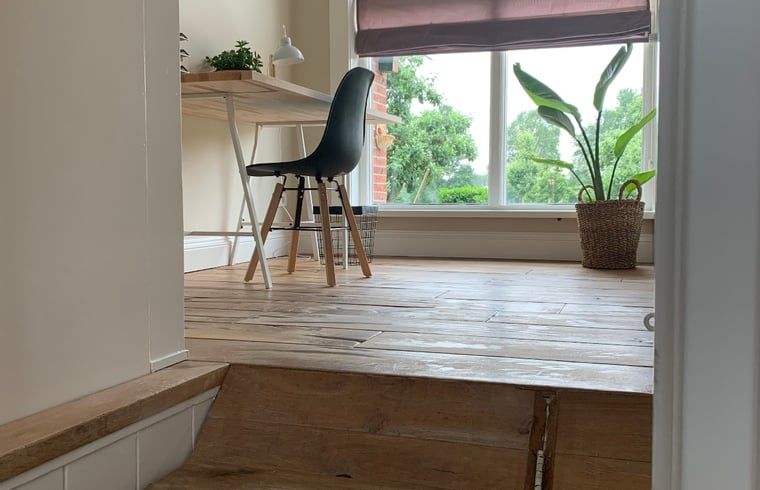 Rustige werkruimte in Vakantiehuis in Reutum, Twente, Overijssel met houten vloer en grote ramen.