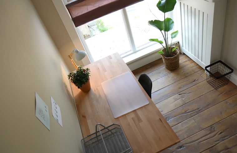 Bureau met veel lichtinval in Vakantiehuis in Reutum, Twente, Overijssel voor een productieve werkdag.