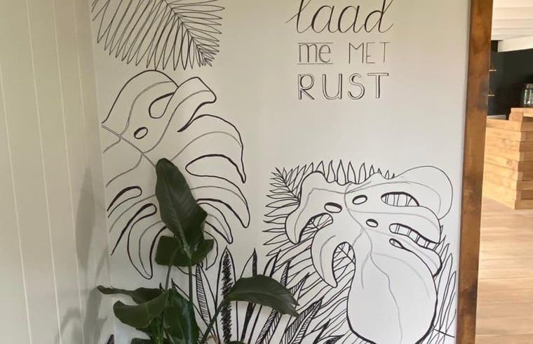 Gezellige muurschildering in Vakantiehuis in Reutum, Twente, Overijssel met groene planten.