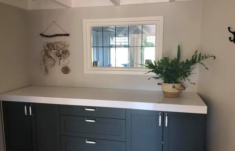 Stijlvolle opbergkast in Vakantiehuis in Reutum, Twente, Overijssel met decoratieve elementen.