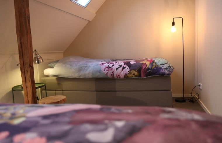 Knusse slaapkamer in Vakantiehuis in Reutum, Twente, Overijssel met zachte verlichting.