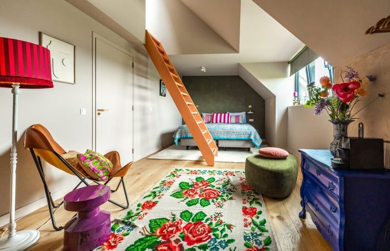 Sfeervolle slaapkamer in Vakantiehuisje in Rijssen, Twente, Overijssel met kleurrijke details en een knusse sfeer.