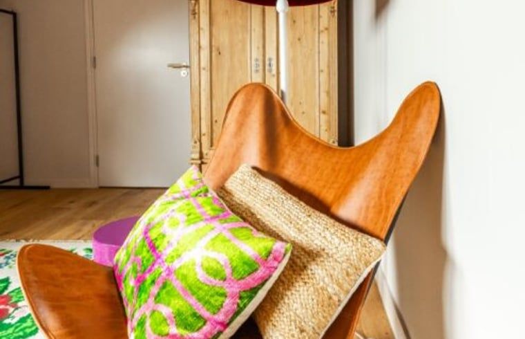 Stijlvolle hoek met designstoel in Vakantiehuisje in Rijssen, Twente, Overijssel, perfect voor ontspanning.