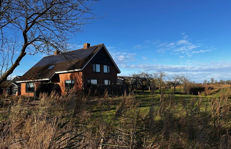 Gezellige woonkamer in Huisje in Rijssen, vakantiehuis in Twente, Overijssel, met modern interieur en uitzicht op de groene natuur.