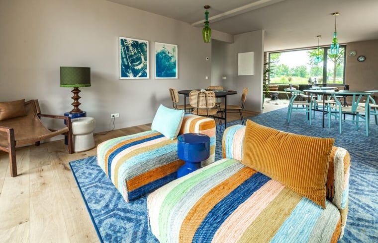 Moderne keuken in Huisje in Rijssen, vakantiehuis in Twente, Overijssel, met blauwe kasten en houten vloer voor een stijlvol verblijf.