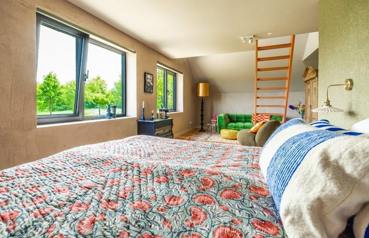 Gezellige slaapkamer in Huisje in Rijssen, vakantiehuis in Twente, Overijssel, met kleurrijke inrichting en comfortabele sfeer.