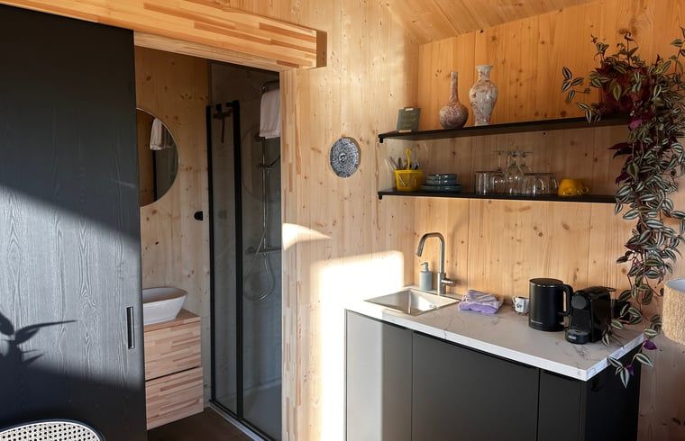 Schlafzimmer im Ferienhaus in Rijssen, Twente, mit grossem Fenster mit Blick auf die Natur von Overijssel.