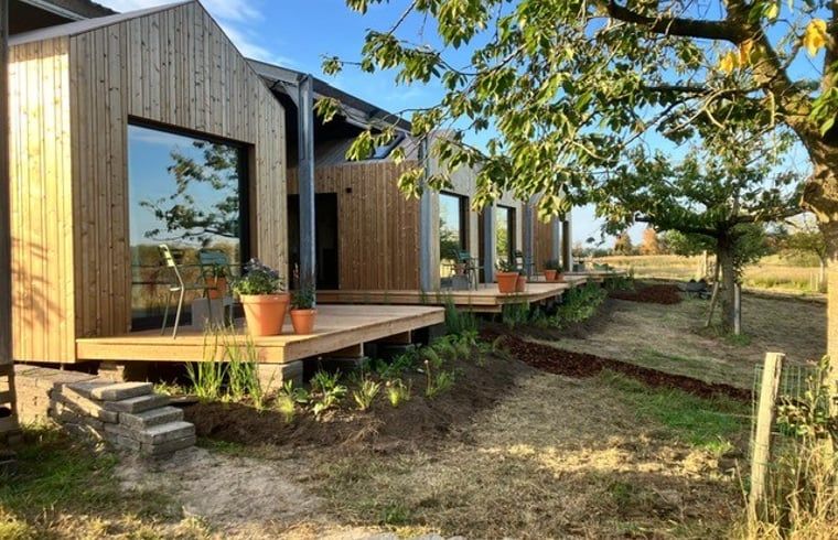 Attraktives Schlafzimmer in einem Ferienhaus in Rijssen, Twente, mit Blick auf die gruene Umgebung von Overijssel.