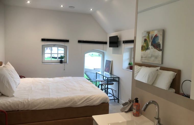 Gemuetliches Schlafzimmer im Ferienhaus in Ambt Delden, Twente, mit einem bequemen Bett und natuerlichem Licht, ideal fuer einen entspannten Aufenthalt.