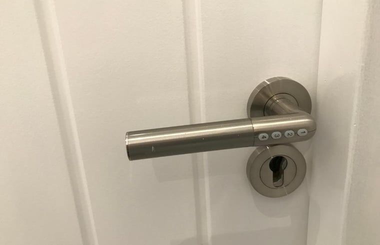 Detail des Tuergriffs im Ferienhaus in Ambt Delden, einem attraktiven Ferienhaus in Twente, Overijssel, mit moderner Ausstattung.