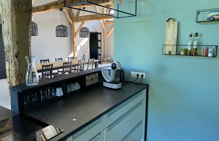Gezellige keukenhoek in Vakantiehuisje Ambt Delden, Twente met koffiezetapparaat en open zicht naar eetruimte.