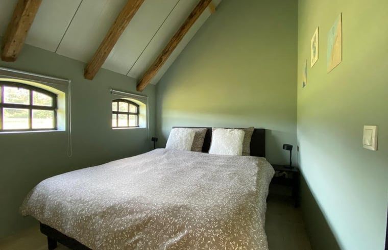 Knusse slaapkamer in Vakantiehuisje Ambt Delden, Twente met comfortabel bed en rustgevende kleuren.