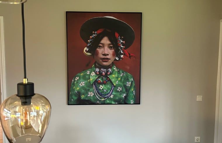 Interieur des Ferienhauses in Rossum, Twente mit Kunst an der Wand, Ferienhaus in Overijssel bietet einzigartige Atmosphaere und Kultur.