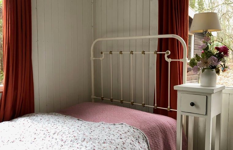 Gemuetliches Schlafzimmer im Ferienhaus in Haaksbergen, Twente. Ferienhaus mit rustikalem Charme in Overijssel, perfekt fuer einen erholsamen Aufenthalt.