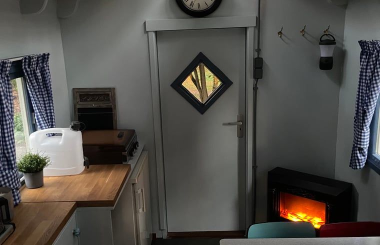 Knusse woonkamer met open haard in Huisje in Haaksbergen, vakantiehuis in Twente, Overijssel.