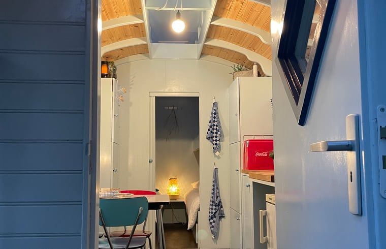 Ingang van Huisje in Haaksbergen, sfeervol vakantiehuis in Twente, Overijssel met houten interieur.