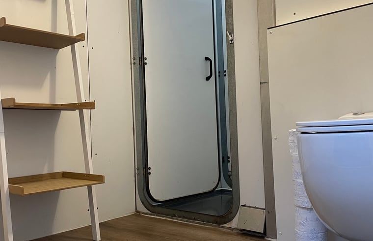 Badkamer met houten details in Huisje in Haaksbergen, vakantieverblijf in Twente, Overijssel.