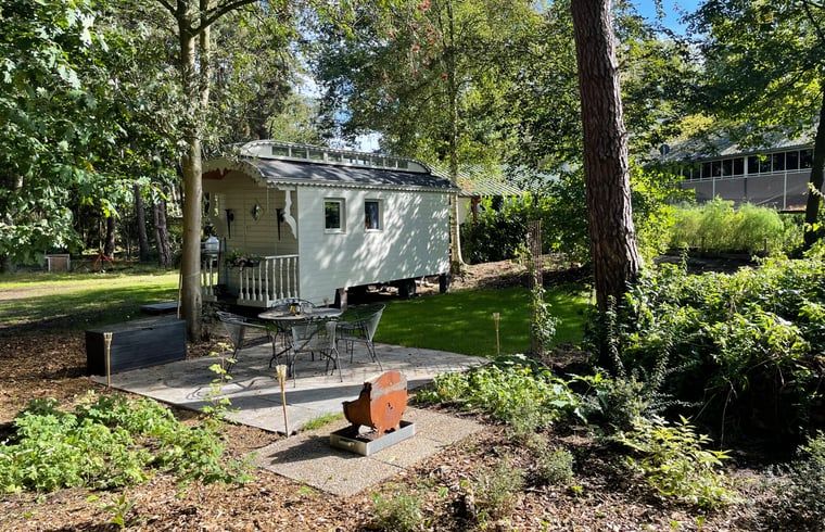 Terras met zitgelegenheid bij Huisje in Haaksbergen, vakantieverblijf in Twente, Overijssel.