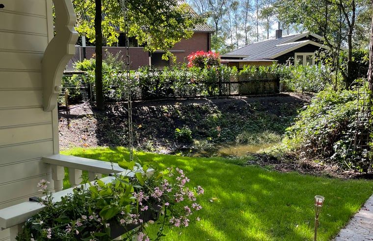 Uitzicht vanaf Huisje in Haaksbergen vakantiehuis in Twente, Overijssel op tuin en omgeving.