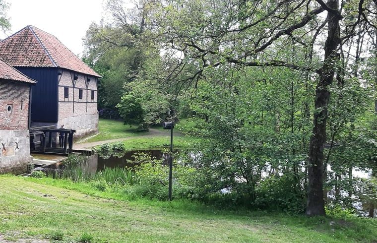 Rustieke omgeving van Huisje in Haaksbergen, vakantiehuis in Twente, Overijssel, met groen landschap en historische watermolen.
